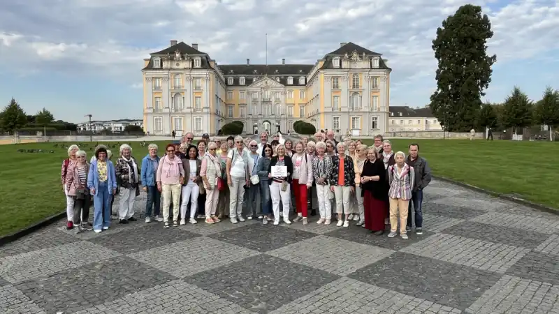 „Rokoko trifft Surrealismus – Von höfischer Eleganz zur modernen Kunst.“